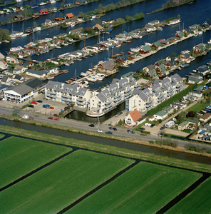 835399 Luchtfoto van recreatiehuisjes in de Kievitsbuurt, het legakkergebied in de Loosdrechtse Plassen te Breukelen.